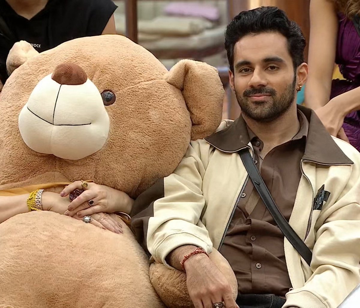 Without Abhishek this season is a dead show and these contestants are just decoration pieces. 

He’s the only one with a real game plan  that’s why every single one of them runs behind his footage

All are breathing in this show only bcz of Abhishek.

#AbhishekBajaj #BiggBoss19