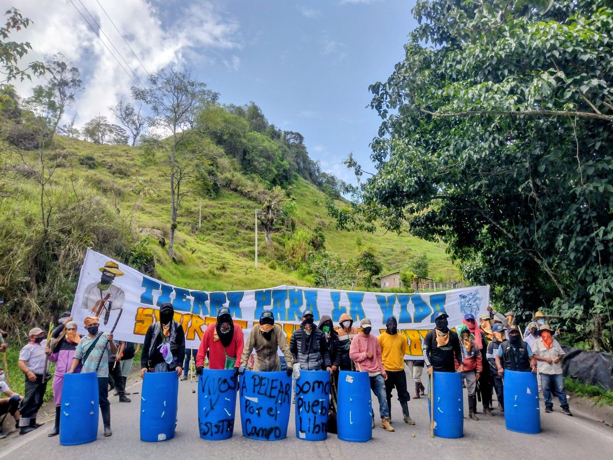 Col_Informa's tweet photo. #AquíEnLaLucha✊ Campesinos, sectores populares y urbanos, familias sin vivienda. Comunidades del Huila, Nariño, Valle del Cauca y Cauca se reúnen sobre la Autopista Panamericana a la altura de Rosas, Cauca. Hay cierre total de la vía. https://t.co/2vfBhyjNh8