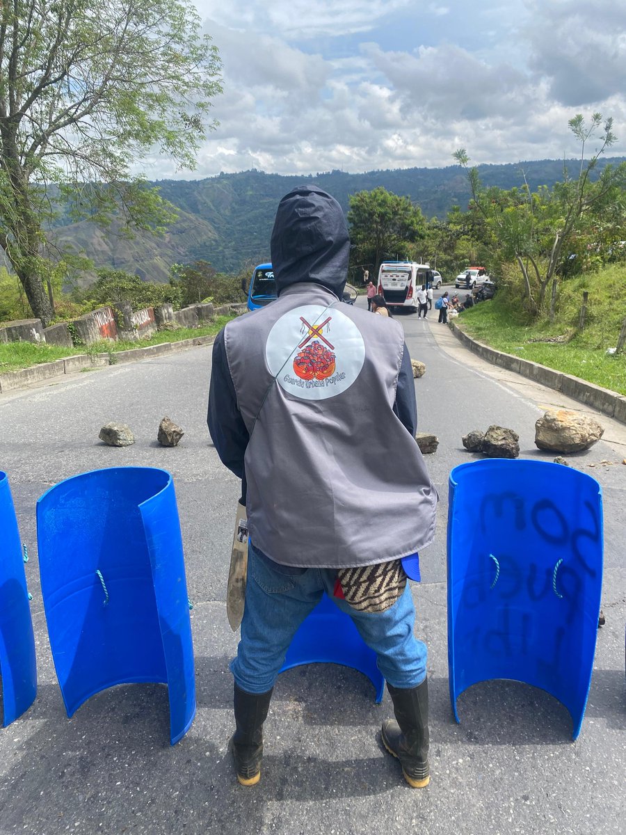 Col_Informa's tweet photo. #AquíEnLaLucha✊ Campesinos, sectores populares y urbanos, familias sin vivienda. Comunidades del Huila, Nariño, Valle del Cauca y Cauca se reúnen sobre la Autopista Panamericana a la altura de Rosas, Cauca. Hay cierre total de la vía. https://t.co/2vfBhyjNh8