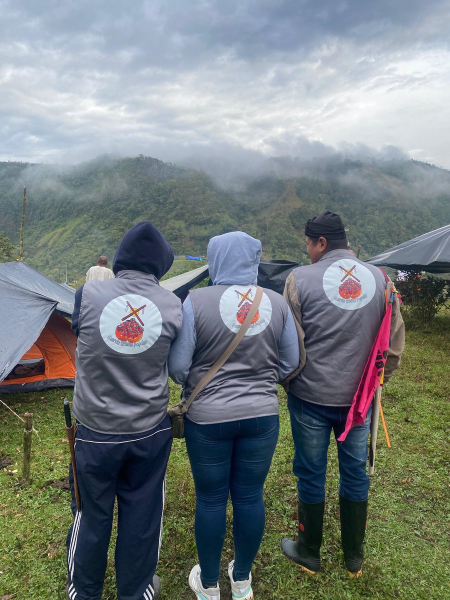 Col_Informa's tweet photo. #AquíEnLaLucha✊ Campesinos, sectores populares y urbanos, familias sin vivienda. Comunidades del Huila, Nariño, Valle del Cauca y Cauca se reúnen sobre la Autopista Panamericana a la altura de Rosas, Cauca. Hay cierre total de la vía. https://t.co/2vfBhyjNh8