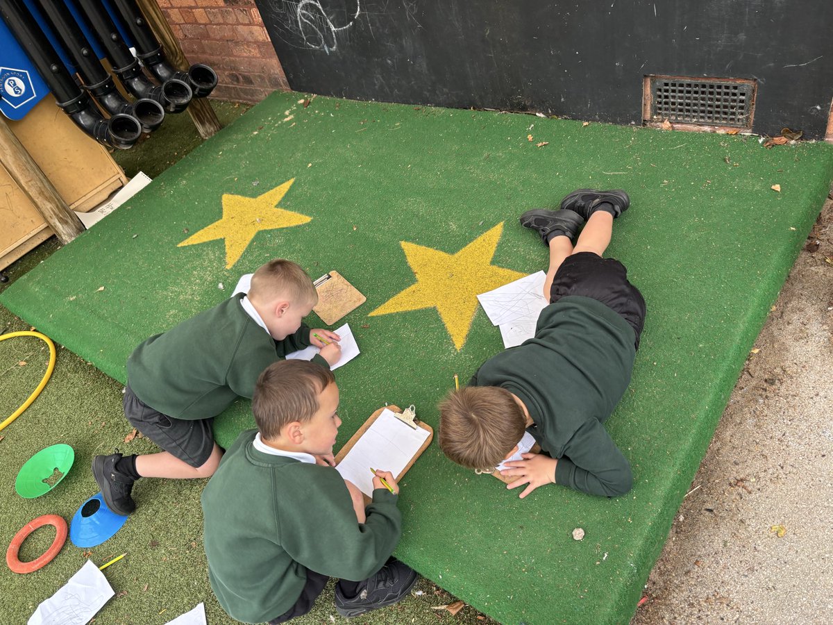 weaverhamschool's tweet image. Later in English we were takes with building our own boats like Charlie and Eddie to sail around the Bubbly Bubble Lake. Very impressive models and drawings ⛴️ 🚤 🛥️