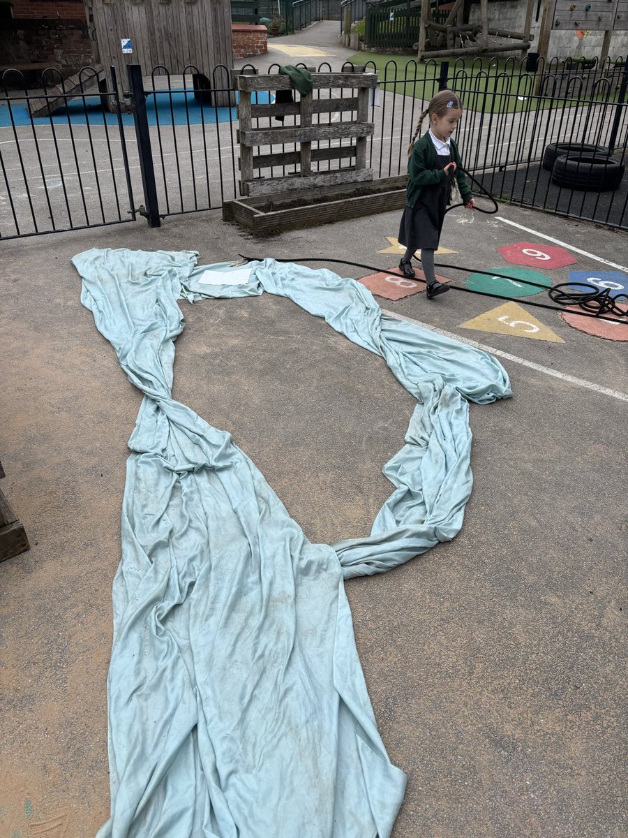 weaverhamschool's tweet image. Later in English we were takes with building our own boats like Charlie and Eddie to sail around the Bubbly Bubble Lake. Very impressive models and drawings ⛴️ 🚤 🛥️