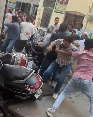 #मुजफ्फरनगर : मुजफ्फरनगर में दो पक्षों में खूनी संघर्ष

➡कचहरी परिसर में दो पक्षों में मारपीट
➡पति-पत्नी के फैसले के बाद मारपीट
➡विवाद में दोनों पक्षों के 8 लोग घायल
➡जबरदस्त मारपीट का LIVE वीडियो वायरल
➡मेरठ और मुजफ्फरनगर के है दोनों पक्ष
➡सिविल लाइन की कचहरी का मामला