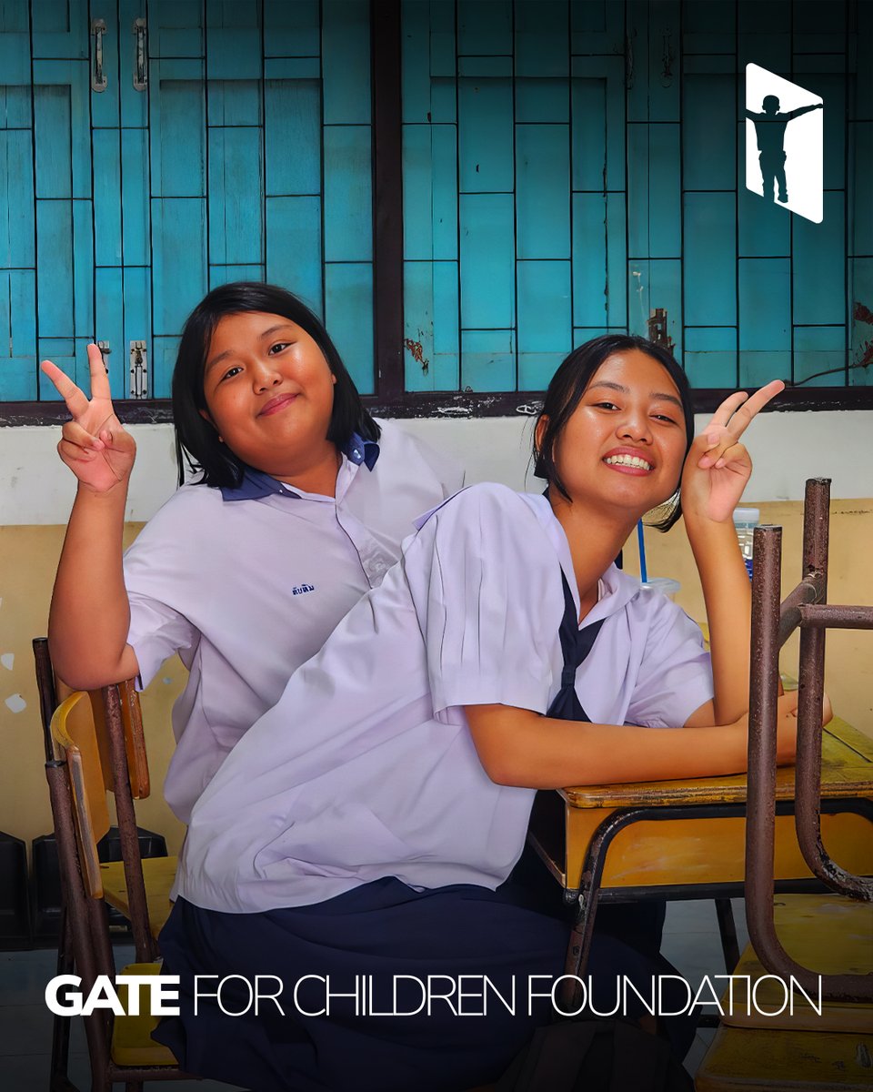 Nuestro trabajo va más allá del campo. ⚽

Además del #deporte, acompañamos a los #niños y #niñas en cada etapa escolar, reforzando su #aprendizaje y ayudándoles a superar retos.

Porque un #futuro con más opciones empieza aquí: entre libros y oportunidades. 💚