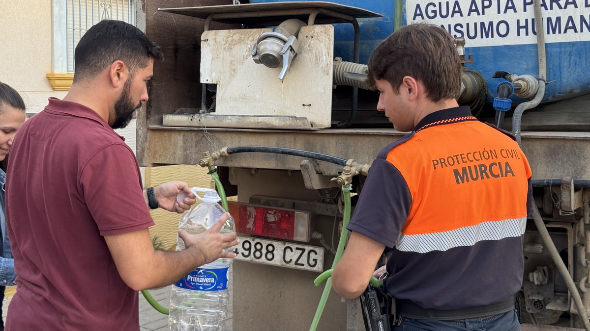 EmergenciasMur's tweet image. [ DISTRIBUCIÓN AGUA POTABLE ]

🚰 Personal de Protección Civil colabora en la distribución de agua potable en las pedanías afectadas por problemas de suministro.

ℹ️ Sigan siempre las cuentas oficiales para obtener información actualizada.