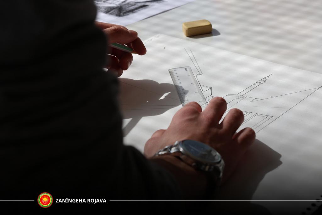 RojavaUniv's tweet image. Hin wêne ji ezmûna wênesaziyê ya hevyazbariya sala xwendinê 2025 - 2026 - Fakulteya Avahîsaziya Ekolojîk
بعض الصور من امتحان الرسم لطلبة كلية العمارة البيئية - مفاضلة العام الدراسي ٢٠٢٥ - ٢٠٢٦