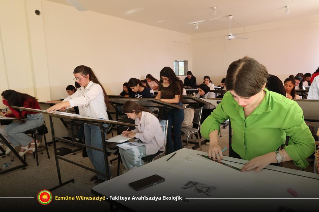 RojavaUniv's tweet image. Hin wêne ji ezmûna wênesaziyê ya hevyazbariya sala xwendinê 2025 - 2026 - Fakulteya Avahîsaziya Ekolojîk
بعض الصور من امتحان الرسم لطلبة كلية العمارة البيئية - مفاضلة العام الدراسي ٢٠٢٥ - ٢٠٢٦