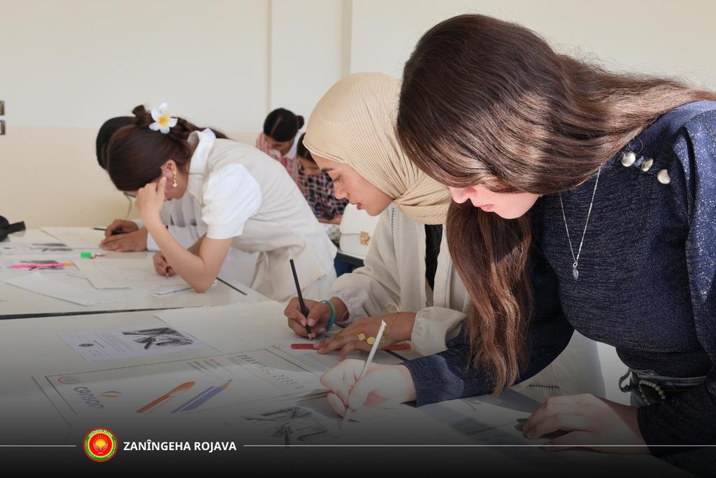 RojavaUniv's tweet image. Hin wêne ji ezmûna wênesaziyê ya hevyazbariya sala xwendinê 2025 - 2026 - Fakulteya Avahîsaziya Ekolojîk
بعض الصور من امتحان الرسم لطلبة كلية العمارة البيئية - مفاضلة العام الدراسي ٢٠٢٥ - ٢٠٢٦