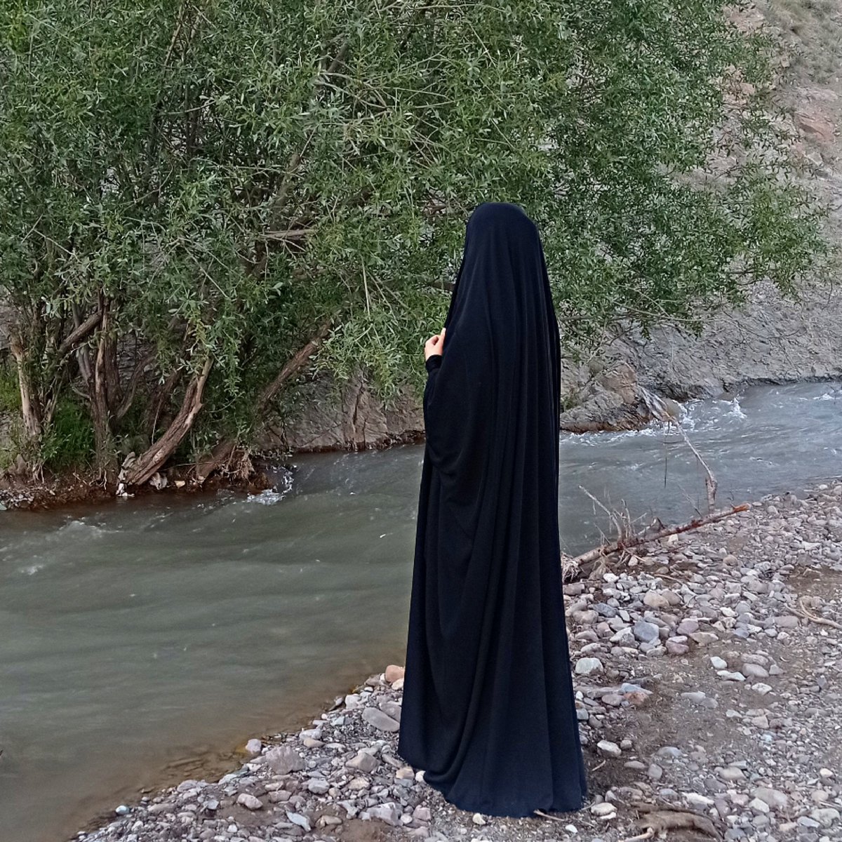 1383_noora's tweet image. من یک دختر مسلمانم و حجابم را با افتخار
 انتخاب کرده‌ام، چون نماد ایمان و هویت منه:)))