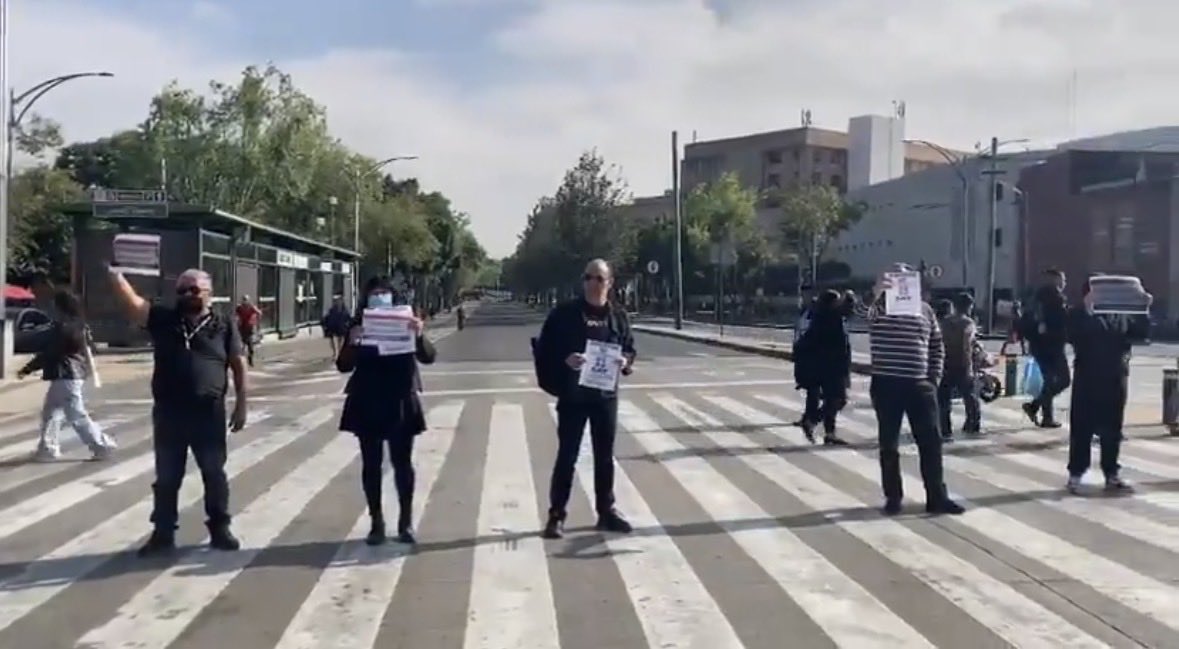 ⚠️Trabajadores del SAT protestan desde hace 2 hrs. en avenida Hidalgo y Paseo de la Reforma, esto es parte de un paro nacional para exigir que se respeten sus derechos laborales; la manifestación se registran en Paseo de la Reforma a la altura del El Caballito y otra en Avenida