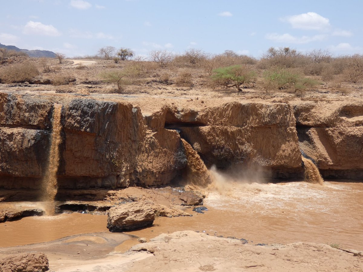 PhotosForTrees's tweet image. One of the many roads to Roam in #NorthernKenya