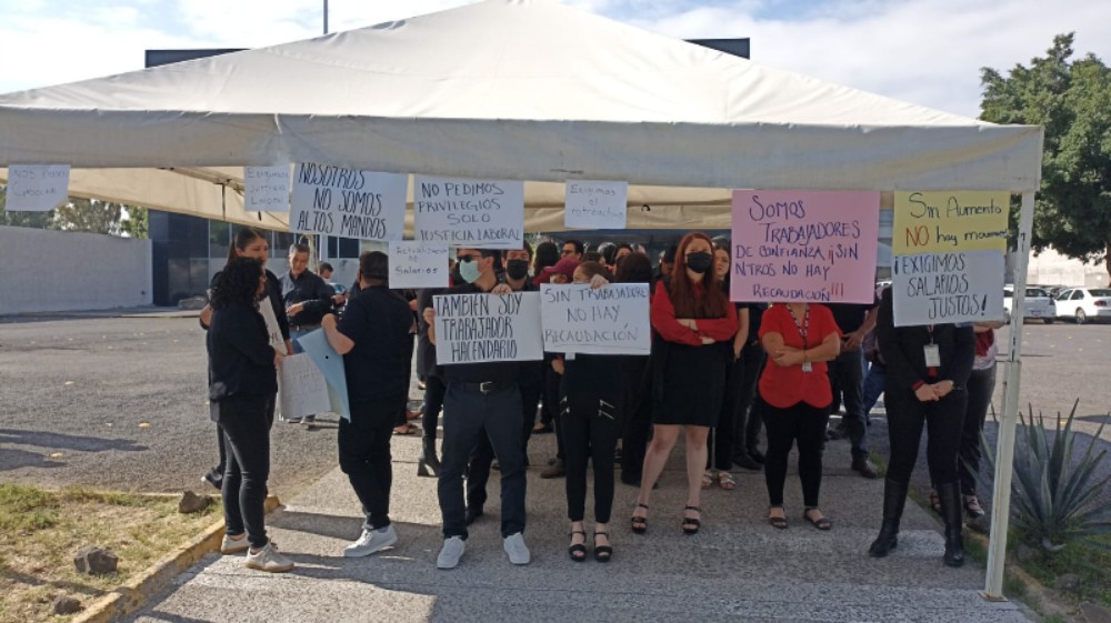 quadratinbajio's tweet photo. 💼 #León | FUNCIONARIOS DEL SAT PROTESTAN POR MEJORES SALARIOS 💰✊
Trabajadores del SAT en León realizaron una manifestación de brazos caídos y suspendieron servicios para exigir pagos retroactivos y sueldos dignos.
https://t.co/q2bhoBc16a
#León #SAT #ProtestaLaboral https://t.co/X5Xck9C6VM
