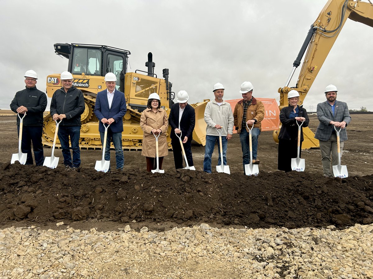 Ground breaks for JBS Perry, Iowa sausage plant  

Leaders of the city, county, and state, along with JBS, USA break ground at the Perry, Iowa sausage plant facility. 

A $135 million investment by JBS will bring jobs to the city where a long-running Tyson hog plant closed in
