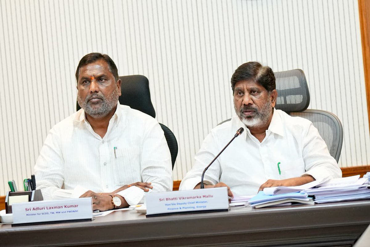 డాక్టర్ బి.ఆర్. అంబేద్కర్ సచివాలయంలో ఎస్సీ ఎస్టీ సంక్షేమ శాఖ ఆధ్వర్యంలో బెస్ట్ అవైలబుల్ స్కీమ్ అమలుపై డిప్యూటీ ముఖ్యమంత్రి శ్రీ భట్టి విక్రమార్క మల్లు గారు సమీక్ష నిర్వహించారు.
ఈ సమావేశంలో  సాంఘిక సంక్షేమ శాఖ మంత్రి శ్రీ అడ్లూరి లక్ష్మణ్ కుమార్ గారు పాల్గొన్నారు.#telanganacmo