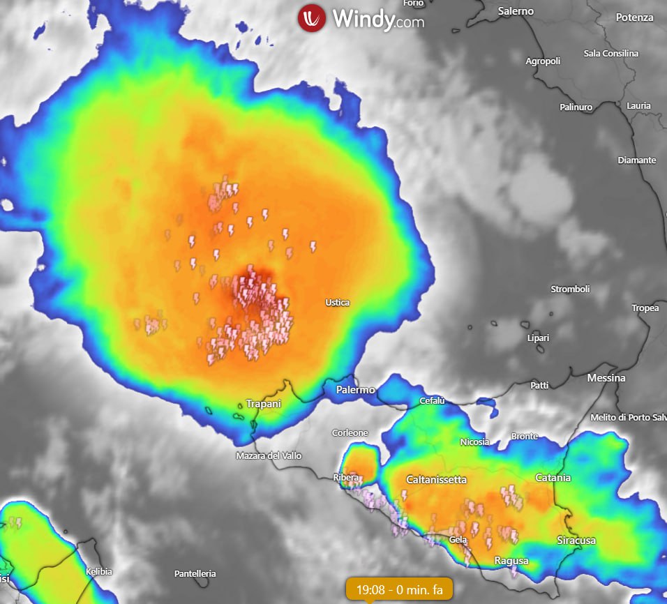 Italia24HLive's tweet image. ❗️Attenzione, MCS (Sistema Convettivo a Mesoscala) nel Tirreno che punta verso la Sicilia.