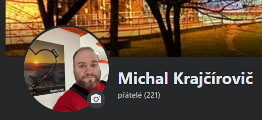 sudetskypravnik's tweet photo. OK, pak vám řeknu, že u příspěvku je vždy vidět fotka nikoli v době uveřejnění, ale ta aktuální. Když teď změním fotku, tak bude stejná i u příspěvků, které jsem napsal před 16 lety. 

Zde je aktuální snímek mé profilové fotky. 

Facebook má dále funkci "vzpomínky", kde si můžete zobrazit, co jste napsal v tento den před xy lety.

Dále můj nejstarší příspěvek "dnes" před 16 lety.  

Když teď změním fotku, tak bude opět všude stejná. Je tam prostě vždycky aktuální.

Proto je tam fotka, kterou tam měl v době, kdy to někdo screenshotoval.

Pro vyloučení pochybnosti konstatuji ke zveřejněné fotce, že je poměrně aktuální - kdybych měl tolik vlasů jako na fotce dnes již před 16 lety, tj. ve svých 20 letech, pak by to mohlo být vysvětlitelné snad jedině rakovinou. 

Pro úplnost konstatuju, že toto platí i pro komentující - tedy i lidi, co mi před 16 lety komentovali ten příspěvek, tam mají u svých komentářů vždy aktuální fotku. 

To je ve spoustě případů mimochodem ověřitelné poměrně snadno - řada lidí na té profilovce má své děti, které prostě v době před xyz lety neměli.