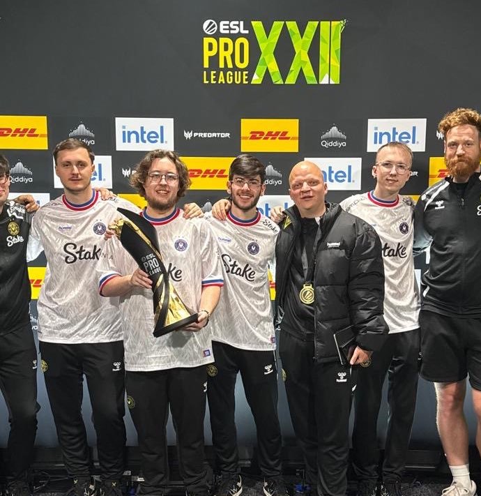 Lan_Experience's tweet photo. 🏆 Encore un trophée pour @zywoo à @ESLCS…
Mais avouons le, ceux de nos LANEX restent au-dessus ! 😏🔥
#OnSeRegeek #Lanexperience #Zywoo #ESLProLeague @TeamVitalityCS https://t.co/z6TgJNVVj0