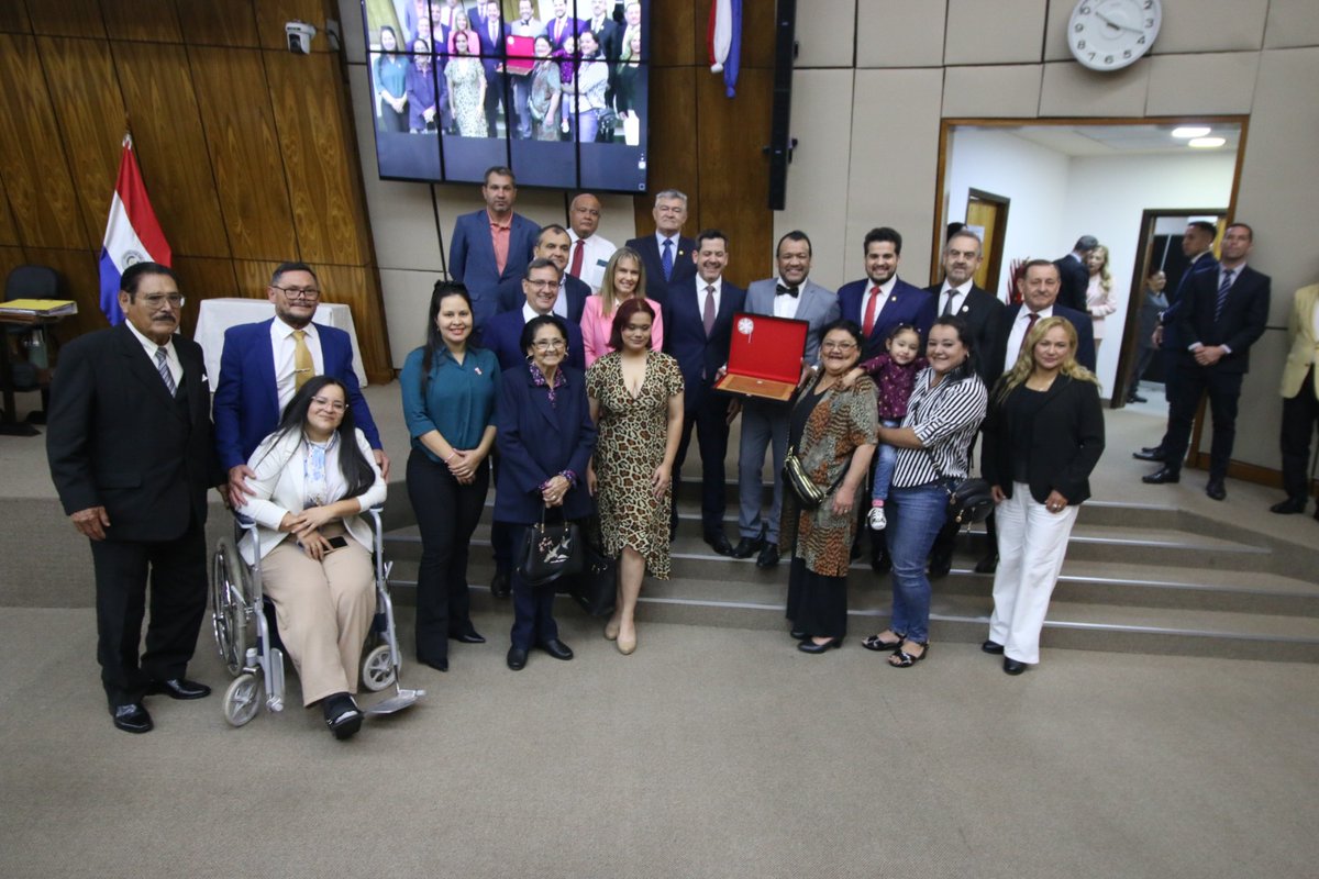 Condecoran al humorista Gustavo Cabaña por su gran aporte a la cultura popular

En la jornada de este martes, previo al inicio de la sesión ordinaria, la Cámara de Diputados hizo entrega del premio “Emiliano R. Fernández”, al humorista Gustavo Cabaña Rodas, por su gran aporte a