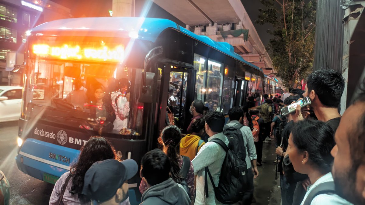 realrexishere's tweet photo. @BMTC_BENGALURU This is a common occurrence with buses these days. Every single bus is crammed with passenger till the doors. https://t.co/CzVERwArbp