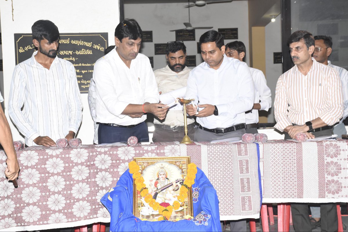 collectorjunag's tweet photo. આજરોજ "વિકાસ સપ્તાહ"ની ઉજવણી અન્વયે મેંદરડા તાલુકાના આલિધ્રા ગામમાં વિકાસ રથના આગમન કાર્યક્રમ અને આલિધ્રા ગામ ખાતે “રાત્રિ સભા” કાર્યક્રમ યોજવામાં આવ્યો.

#VikasSaptah2025
#RatriSabha

@CMOGuj @RaghavjiPatel @JayantiRavi @revenuegujarat @InfoGujarat https://t.co/N76FFyYj3S