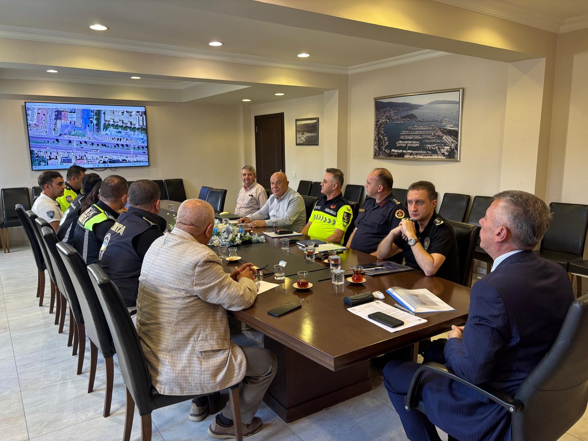 Kaymakamımız Ali Sırmalı başkanlığında, ilgili kurum temsilcilerinin katılımıyla Trafik İşaret ve Levhalarının düzenlenmesi  ile alakalı Komisyon Toplantısı yapıldı.