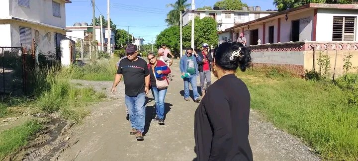 PoderMayari's tweet photo. Se realizó un recorrido por la cic. 42 del CP Mayari Ciudad para evaluar la situación de los residuales y la búsqueda de soluciones. En el intercambio se dialogó con vecinos de la demarcación como parte de la vinculación con el pueblo. #HonorHolguinero #Mayari https://t.co/2LbTTyVU0G