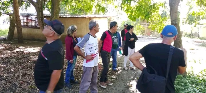 PoderMayari's tweet photo. Se realizó un recorrido por la cic. 42 del CP Mayari Ciudad para evaluar la situación de los residuales y la búsqueda de soluciones. En el intercambio se dialogó con vecinos de la demarcación como parte de la vinculación con el pueblo. #HonorHolguinero #Mayari https://t.co/2LbTTyVU0G