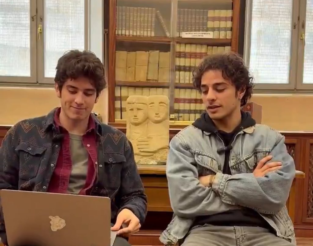 uno rosso di imbarazzo 😭😭😭l’altro che se la ridacchia 😭😭😭  testata😭😭😭eri già molto bravo 😭😭😭😭😭😭😭😭😭😭😭😭😭😭😭😭