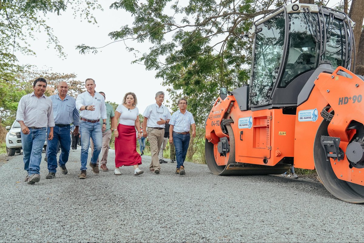 CarlosGSerranoB's tweet photo. 📍 Yaguachi | recinto Buena Fe

🚧 Se ejecuta el acabado de obra y estabilización del suelo, previo a la colocación de un doble sello asfáltico.
Beneficiando a 300 familias, 950 habitantes y 700 agricultores de Buena Fe y La Mélida, dedicados a la siembra de caña, cacao, arroz, banano, plátano y granos de ciclo corto. 👏🏻

#LasObrasHablanPorNosotros