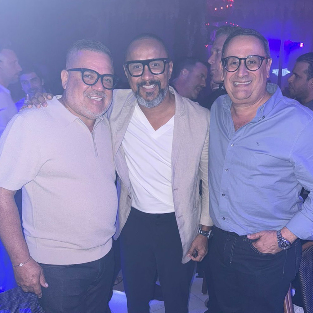 RepVallenata's tweet photo. Gran velada de amigos de @republicavallenata , el gran Wilfran Castillo y el gran Roberto Solano Navarra! https://t.co/2y0YwnrAl1