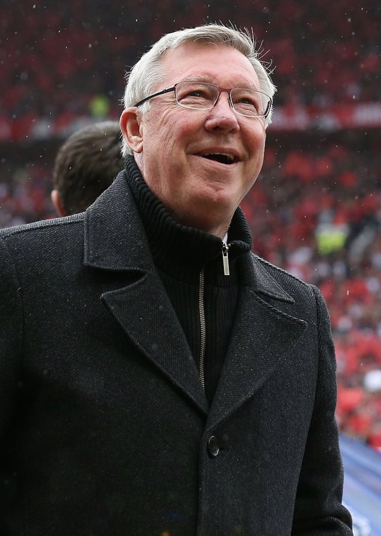 EPL_Gunlukleri's tweet image. Sir Alex Ferguson, 2018 yılında beyin kanaması geçirdi ve acil olarak ameliyata alındı. Dört gün boyunca komada kaldı ve bir süre yoğun bakımda tedavi gördü. Bu zorlu sürecin ardından hayata tutunmayı başardı.

İyileştiğinde, kendisine gösterilen olağanüstü ilgi ve bakım için…