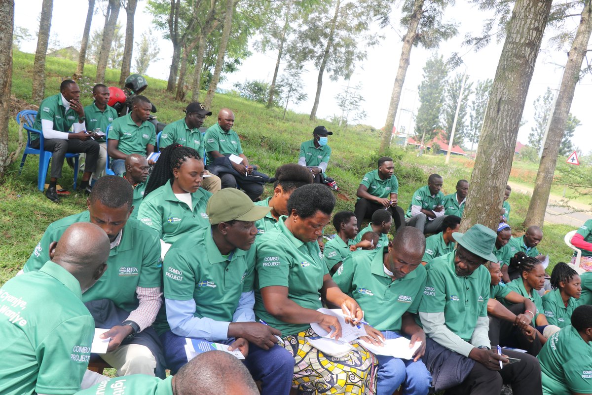 RwandaForestry's tweet image. Guhera kuri uyu wa Kabiri, ku bufatanye n’abafatanyabikorwa batandukanye, Imishinga ya #TREPA na #COMBIO yatangiye guhugura abaturage ba @RwandaEast mu rwego rwo kububakira ubudahangarwa ku mihindagurikire y’ibihe. 
Ni imishinga ishyirwa mu bikorwa bigizwemo uruhare n’abaturage.