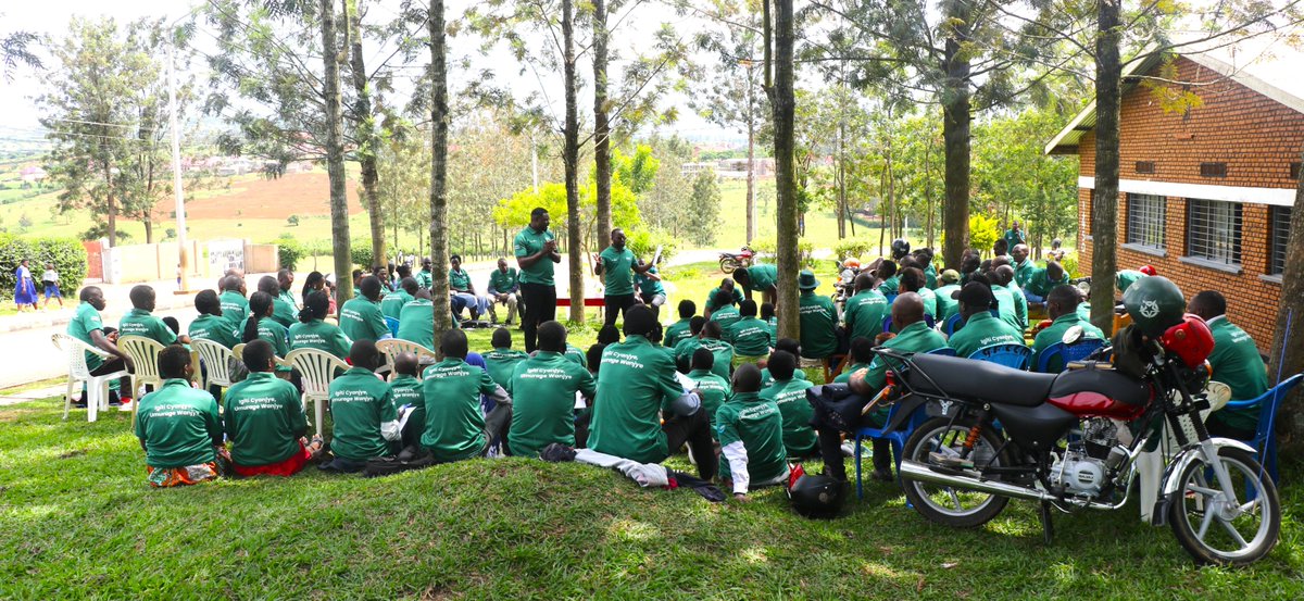 RwandaForestry's tweet image. Guhera kuri uyu wa Kabiri, ku bufatanye n’abafatanyabikorwa batandukanye, Imishinga ya #TREPA na #COMBIO yatangiye guhugura abaturage ba @RwandaEast mu rwego rwo kububakira ubudahangarwa ku mihindagurikire y’ibihe. 
Ni imishinga ishyirwa mu bikorwa bigizwemo uruhare n’abaturage.