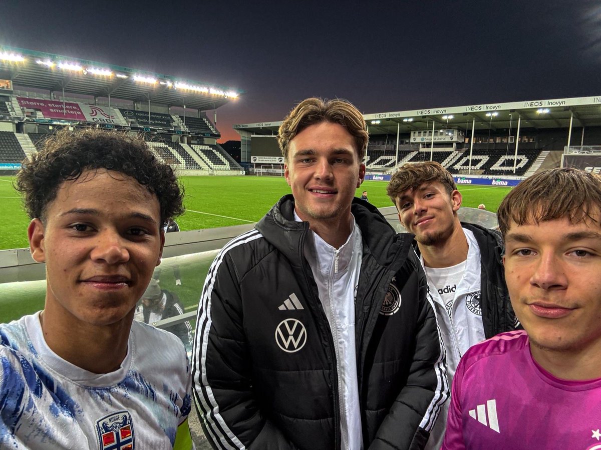 Grüße von unseren U19-Nationalspielern 🤳🏼

Im eben gerade beendeten EM-Quali-Spiel haben Fernando #Dickes, Otto #Stange und Moritz #Reimers einen knappen 2:1-Sieg gegen Norwegen und Alex #Rössing-Lelesiit eingefahren. 🫱🏼‍🫲🏽

Kommt gut zurück nach Hamburg, Jungs! 🫶🏼 Und Otto: Mach‘