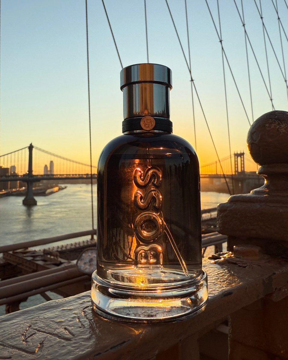 ThePerfumeShop's tweet image. Light and dark collide. Celebrating the duality of the ginger-leather note pairing central to the next Boss chapter, with Boss Bottled Beyond 

Shop here 👉ow.ly/qxIR50XaBqr

#BOSSRecognizeBOSS #BOSSBottledBeyond #BeYourOwnBOSS