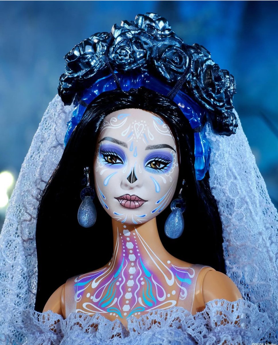 La Barbie Llorona del día de muertos está increee 😭
Me muero con el vestidito victoriano y el makeup de lágrimas😭😭😭