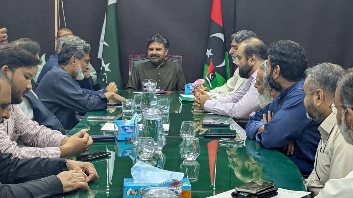 KarachiJamaat's tweet photo. منعم ظفر کی قیادت میں ٹاؤن چیئر مینز کی ناصر حسین شاہ سے ملاقات،عوامی مسائل و تجاویر پر تبادلہ خیال
 واٹرکارپوریشن، سالڈو یسٹ مینجمنٹ، ایس بی سی اے،سڑکوں کی خستہ حالی و سیوریج کے مسائل حل کیے جائیں،وفد کی گفتگو
صوبائی اور ڈسٹرکٹ اے ڈی پی کی اسکیموں پر عمل درآمد کے لیے ٹاؤن اور یوسی کو اعتماد میں لیا جائے،خواہ وہ کسی بھی پارٹی سے تعلق رکھتے ہوں
وزیر بلدیات نے اداروں کے باہمی رابطوں اور مختلف امور پر قانون سازی کے لیے جماعت اسلامی کے تعاون پر زور دیا
@monemzafarkhan
@SaifuddinJI
#JamaateIslami #LocalBodies #karachi #جماعت_اسلامی_کراچی #SindhGovernment
