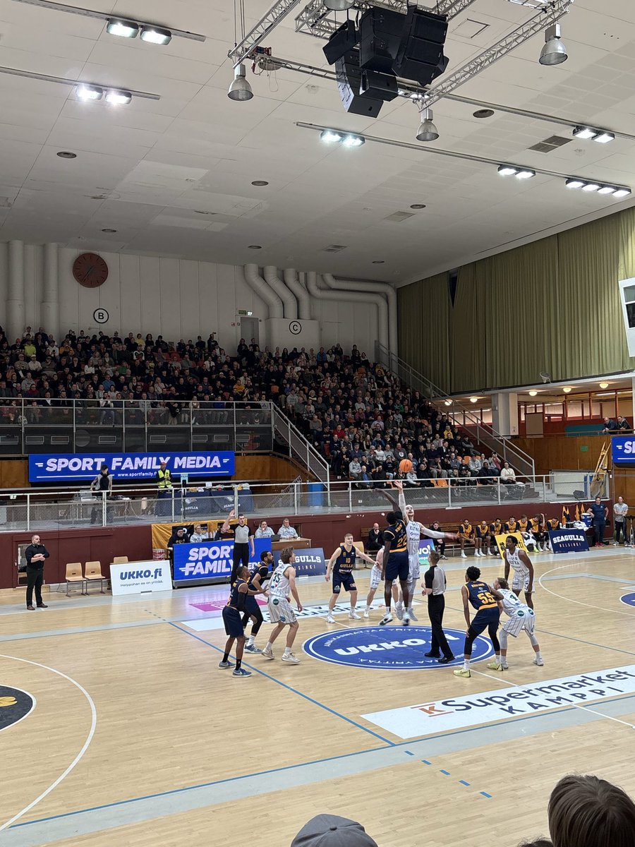 Jokaisen euron arvoista korisviihdettä lokakuiseen iltaan - hyvä flow, energia ja intensiteetti. Ja kolmas joukkue tyylikkäästi pelin pulssilla läpi matsin!

Taidan tulla toistekin…