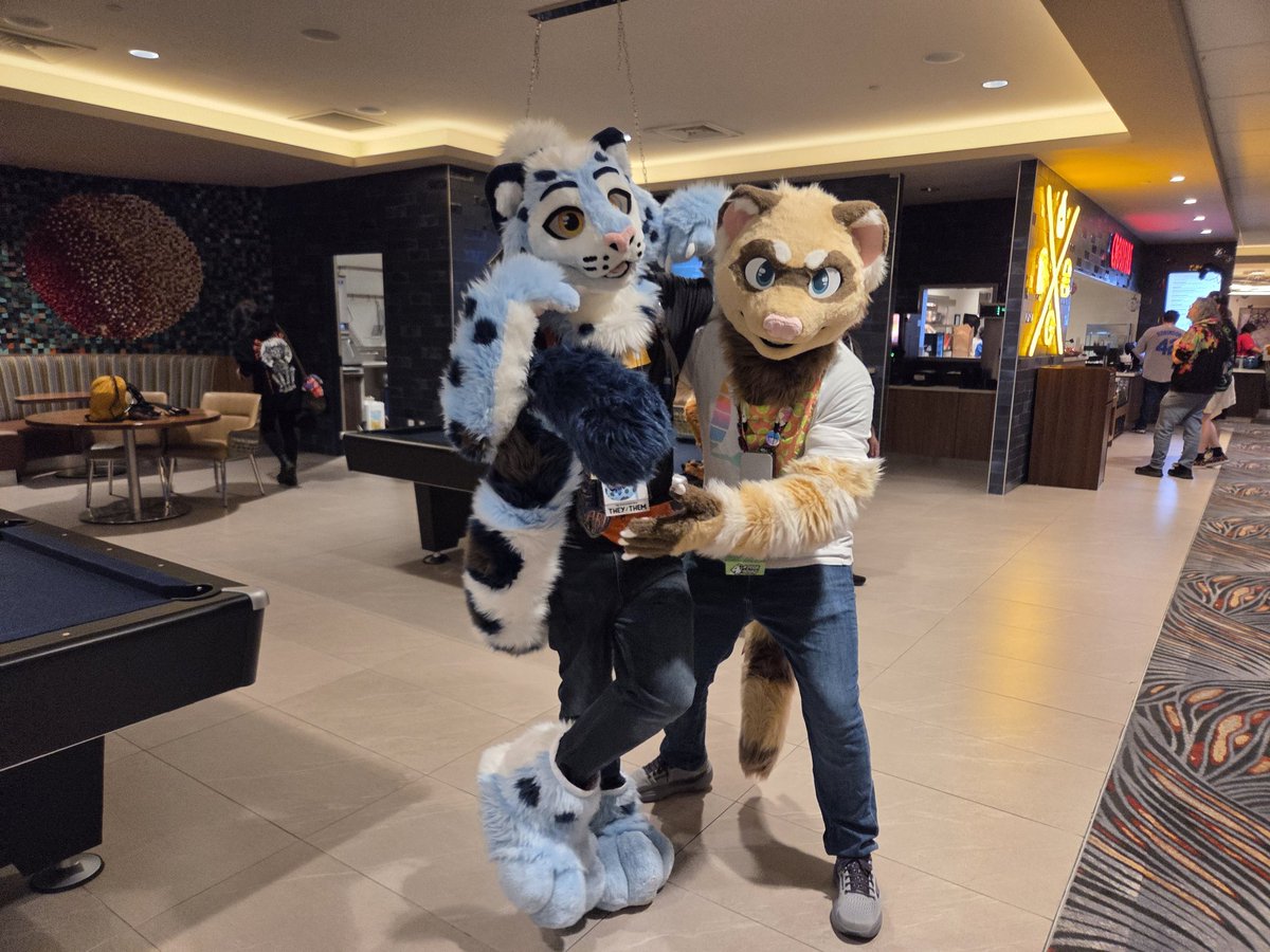 lowyeena's tweet photo. @EscudoDenali your suit is so adorable and you are so sweet!! Thanks for letting me bug you for photos <3 https://t.co/5uVdaAAgqg