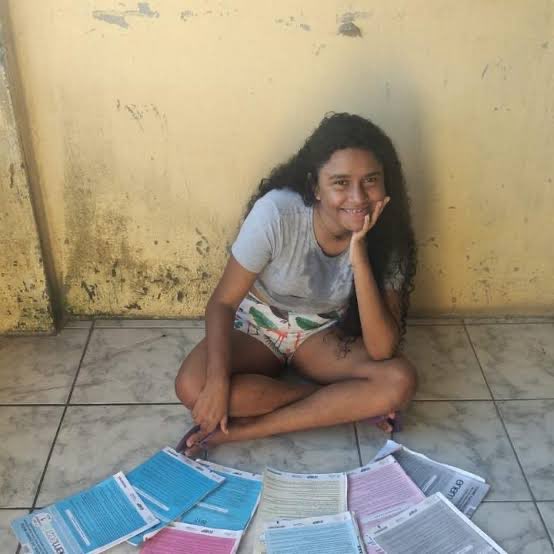 choquei's tweet photo. 🚨BRASIL: Laianne Palácio Lima, de 25 anos, foi APROVADA em medicina na mesma universidade onde a mãe trabalhava de serviços gerais. https://t.co/vod7tO7PcU