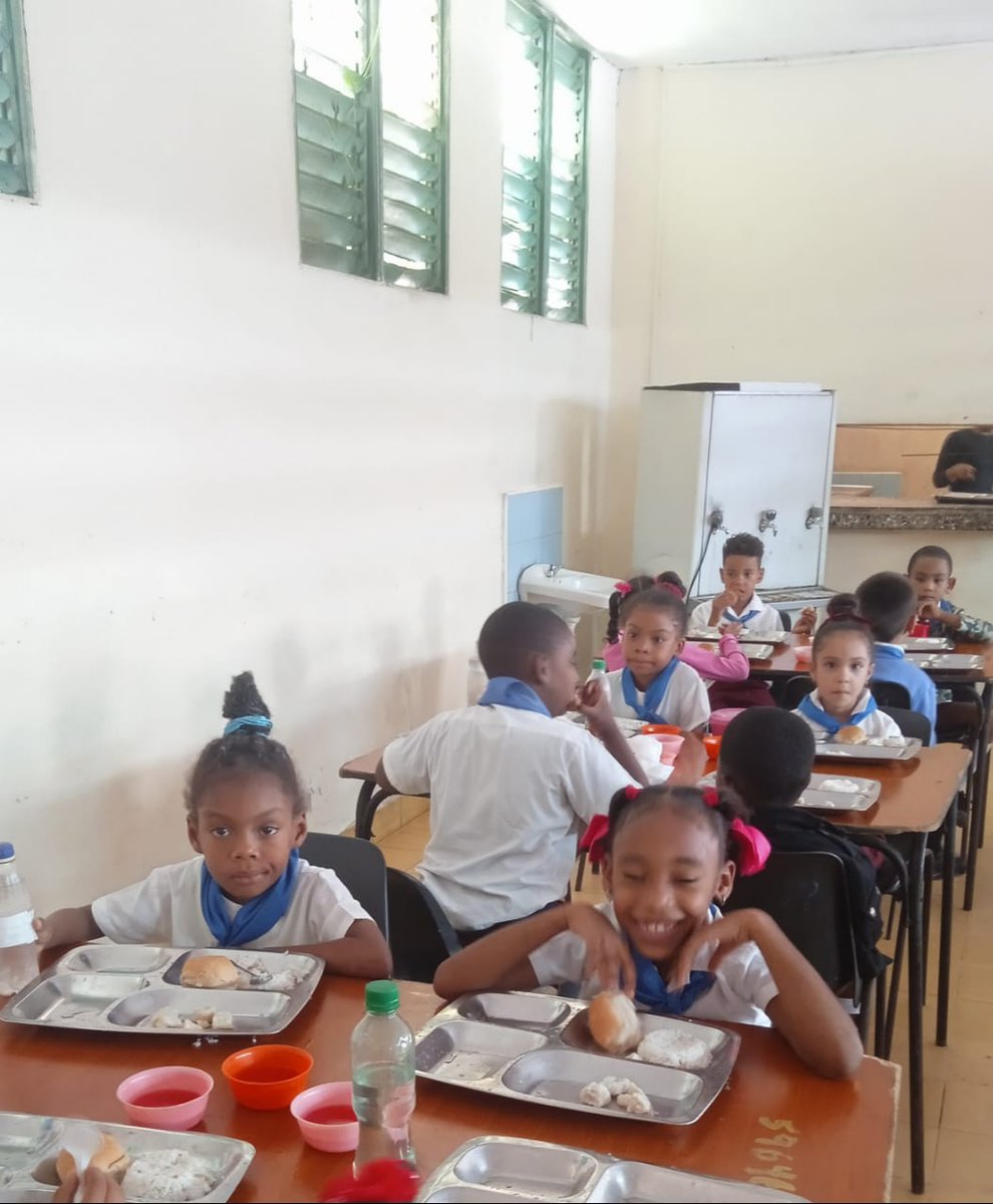 Celebramos en nuestra Institución el día de la alimentación sana #PartidoPCC #SongoLaMaya <a href="/CubaMined/">MINED</a> <a href="/dpeStgo/">DGE Santiago de Cuba</a> <a href="/dme_lamaya/">DGE Songo La Maya</a> <a href="/YunianaBello/">Yuniana N. Bello</a>
