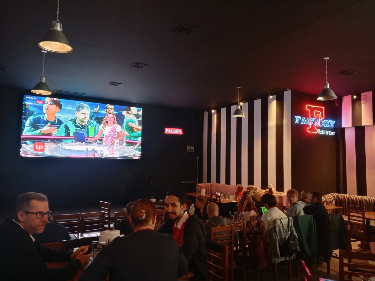 Me fui al Factory de calacoto para ver el partido con atmósfera de hinchas bolivianos y somos visitantes pq 80% del boliche son Rusos 🫤