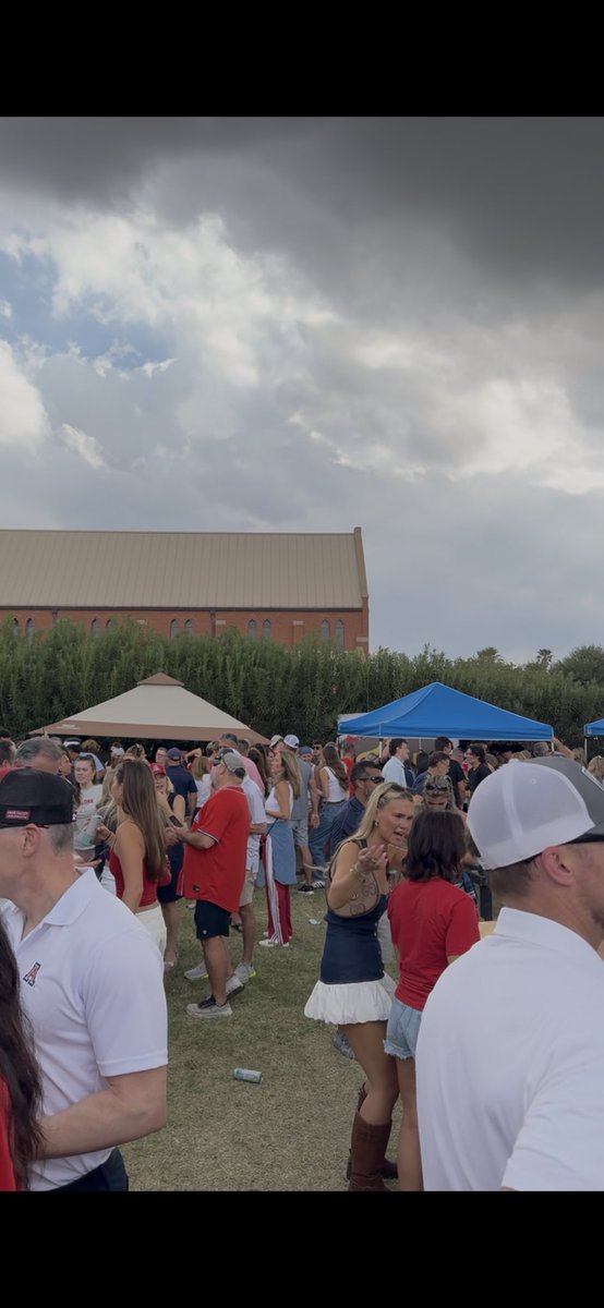 whorescock_'s tweet photo. Family weekend for my sister’s sorority. Back doored her big but now it’s hurt to pee for 3 days straight. Hoping it’s nothing too serious #BearDown https://t.co/2RgXc6ATPK
