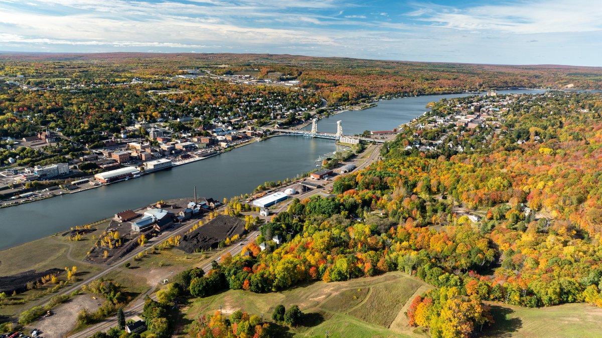No filters, just fall! 🍁 Houghton and Hancock showing off in Technicolor.

📷 Oct. 14, 2025 
🔗visitkeweenaw.com/.../fall.../fa…