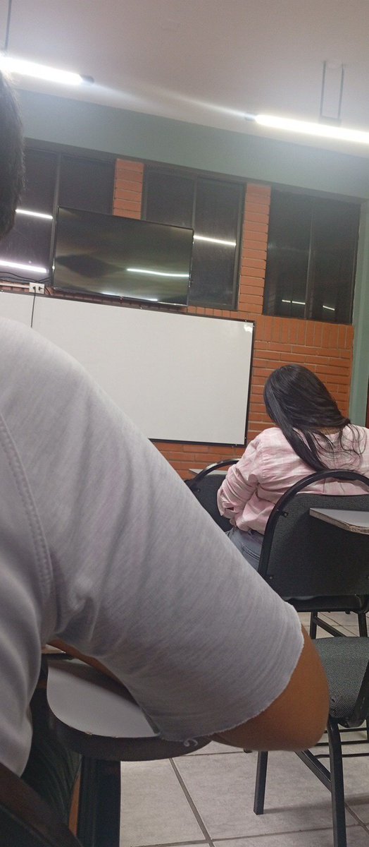 yeidi_bro's tweet photo. Que aburrirme esta clase https://t.co/mygX5EN3f1