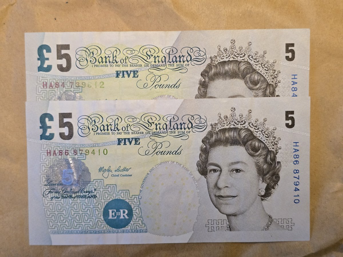Some pickups I've made over last week or so. Irish, IOM and USA from Corbitts along with some Lev brought back by friends who've recently been to Bulgaria. Lastly a case of the disappearing serial numbers on first run (recalled) fivers!