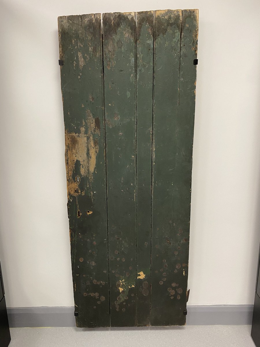 1/2 This door could be the last remnant of 10 Rillington Place. It was once the door to the outhouse, where on 2 December 1949 the bodies of Beryl Evans and her baby Geraldine were found. #truecrime #crime