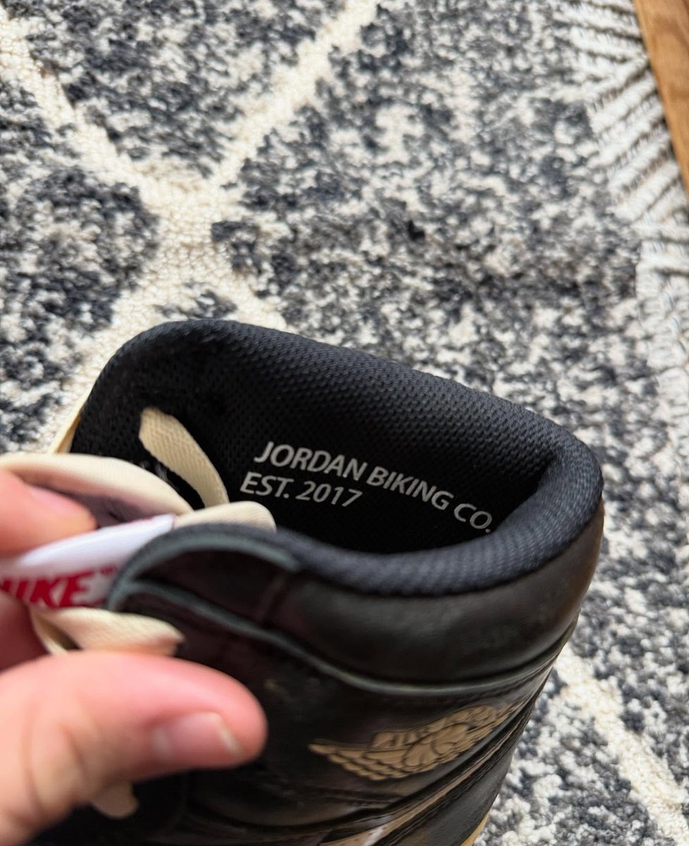 SoleRetriever's tweet image. RARE AIR: Unreleased Nigel Sylvester x Air Jordan 1 High “Better With Time” sample 🚲💨

Should they have dropped this version or was going low the right call?

📷 davidsgrails (IG)