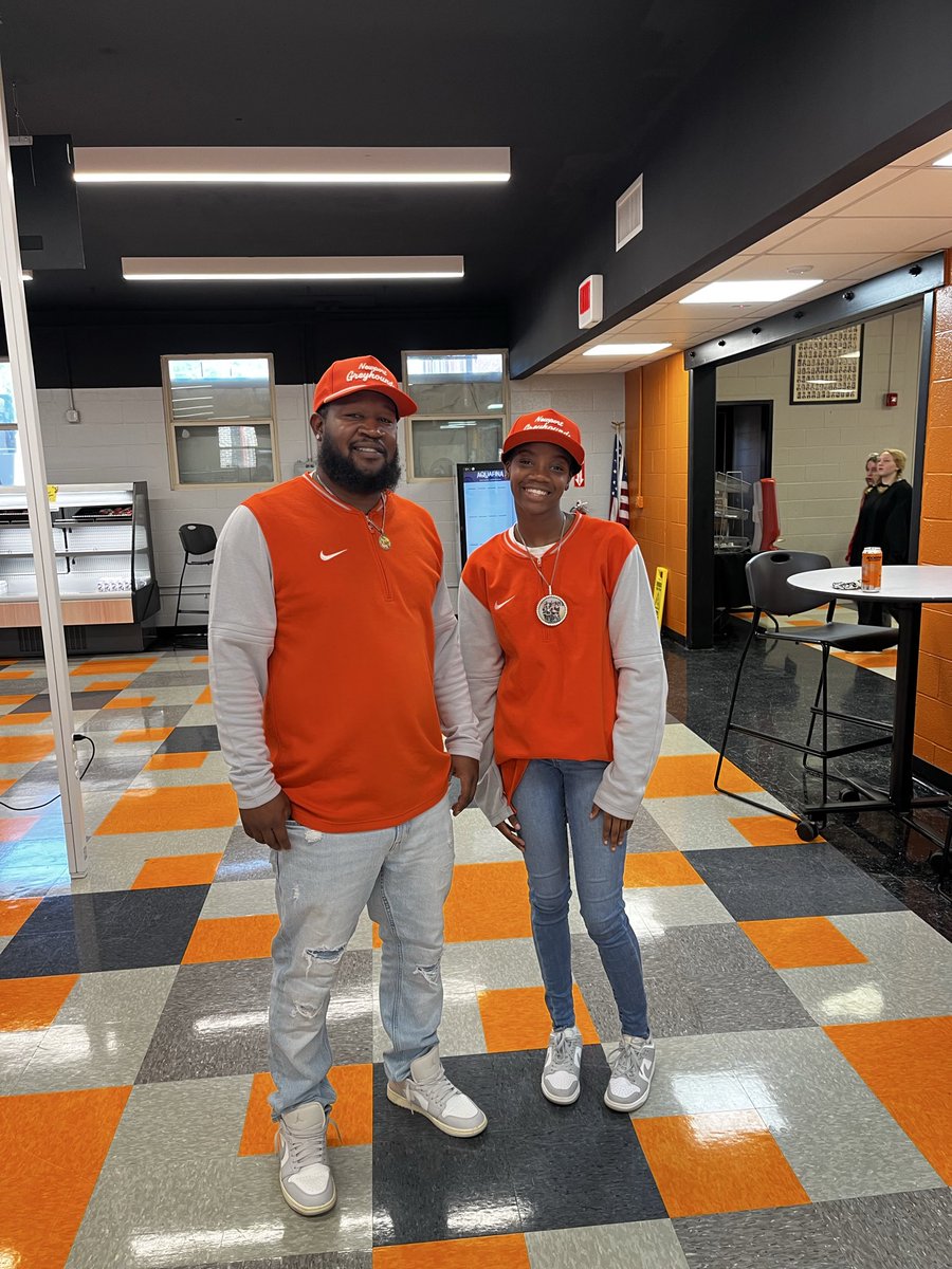 BeardAndABowt1e's tweet photo. #HOCO25 #TwinDay
Me and My Twin.!!!!!!!! https://t.co/98pco8ZBHE