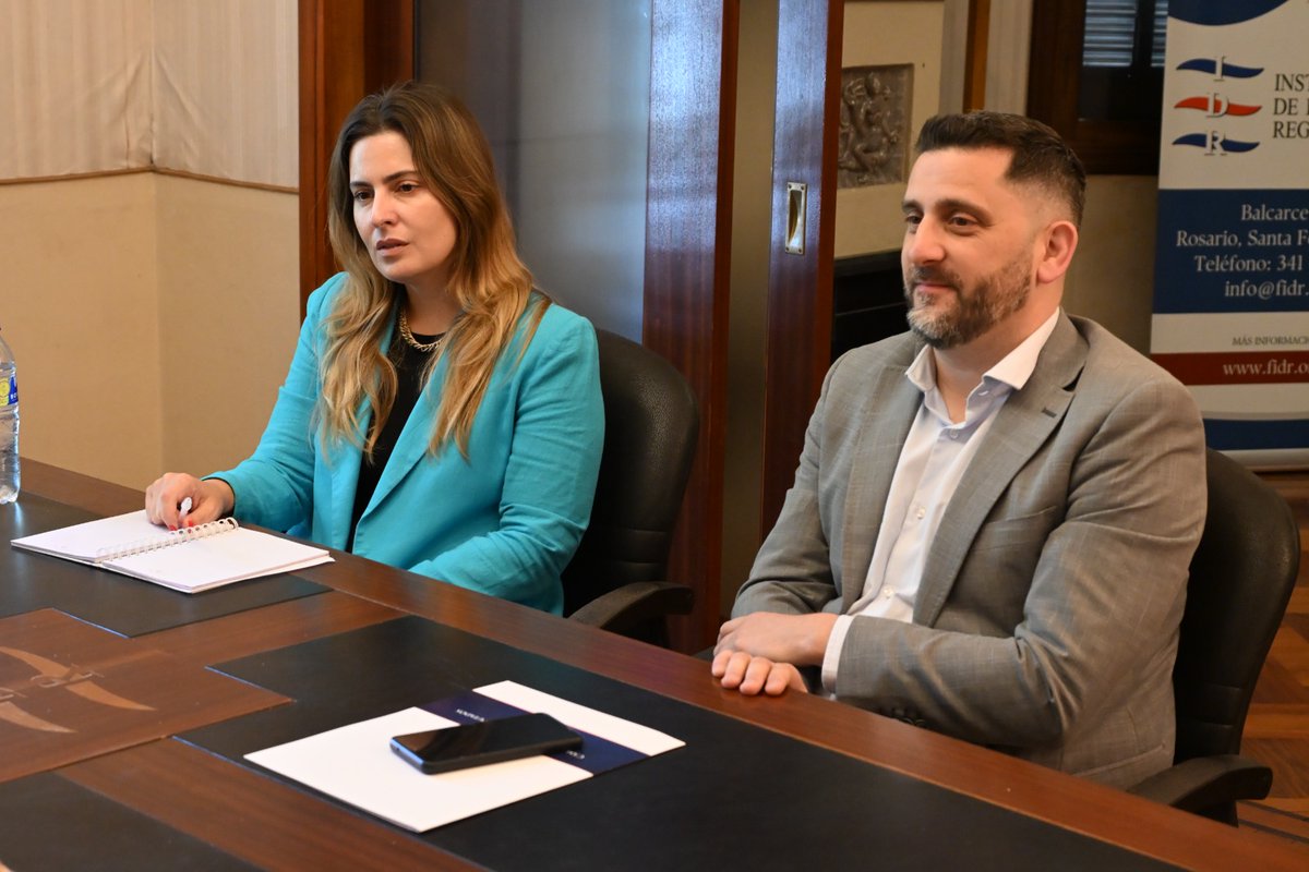 En #Rosario estuvimos reunidos con Juan Carlos Venesia, director del Instituto de Desarrollo Regional y con el ingeniero Guillermo Pagliettini, de la Cámara de Mantenimiento de la Vía Navegable y Dragado Ambiental.
Presentamos nuestro proyecto de industria naval fluvial,